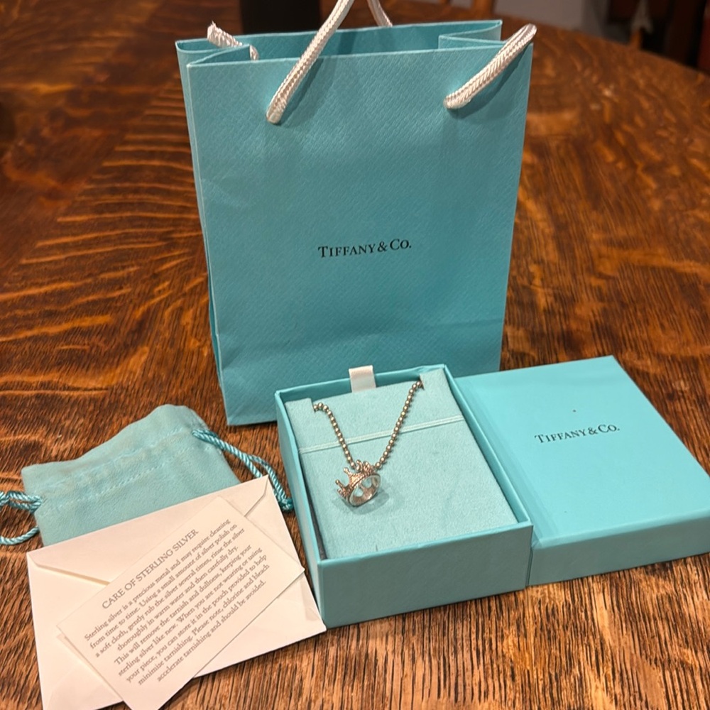 Brand: Tiffany & Co.
Royally appointed. Charm in sterling silver and necklace